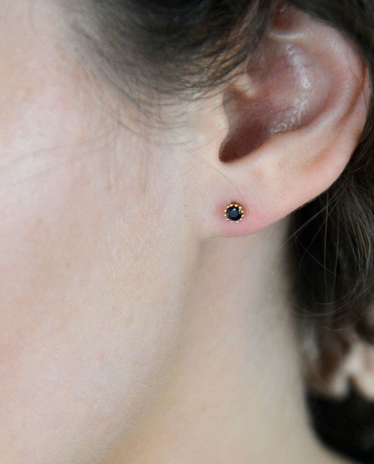 Kolczyki złote z czarną cyrkonią pr 585, KL 8080A 585 Dodaj odrobinę elegancji i charakteru do swojej biżuteryjnej kolekcji dzięki złotym kolczykom z czarną cyrkonią.1.jpg